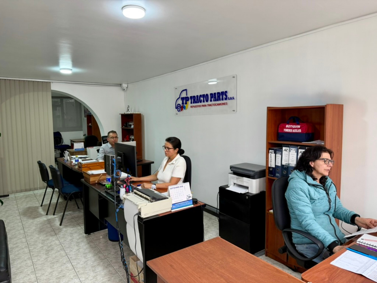 Foto de la oficina y bodega de TractoParts